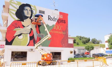 Porto de Mós embelezado por mural de homenagem a Amália Rodrigues