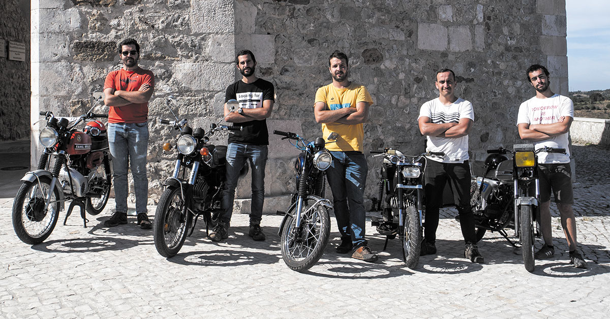 Cinco jovens dão a volta a Portugal em motorizada