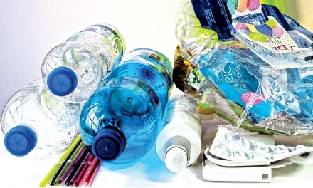 Plástico ganha nova vida em unidade de reciclagem criativa no FabLab