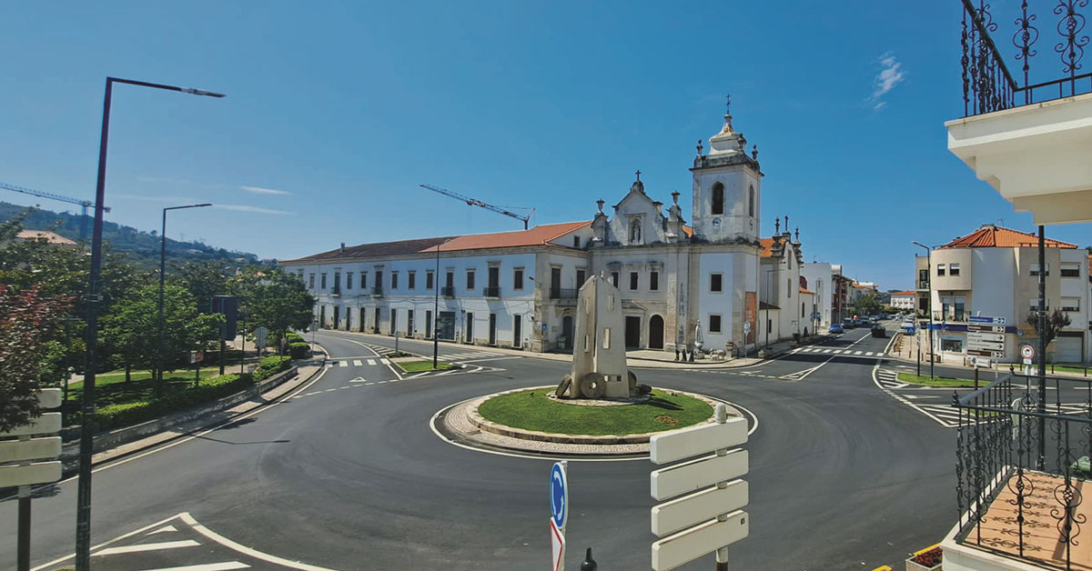 Tapete de alcatrão na entrada de Porto de Mós gera comparações na Assembleia Municipal