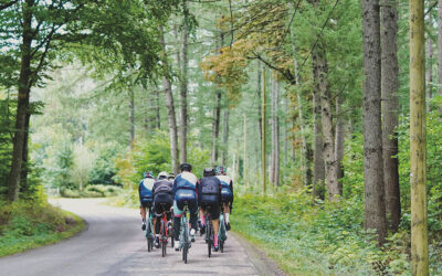 De mochila às costas, a pedalar por uma causa