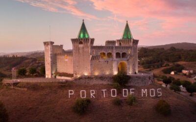 Rainha Santa Isabel guia turistas pelo Castelo