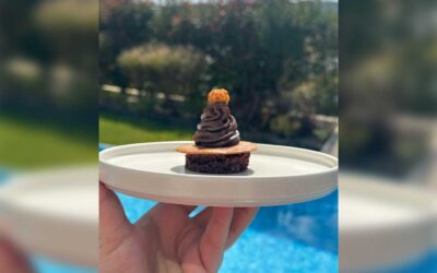 Brownie com mousse de chocolate, tuille de ginja e avelã com caril