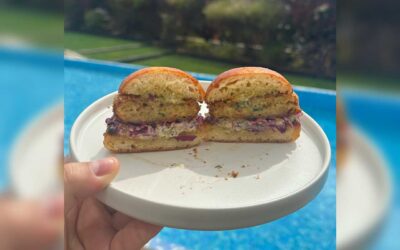 Hambúrguer de camarão com pesto de hortelã, maionese e salada de couve roxa