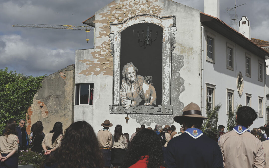 Pintura de Rui Basílio recebe terço vindo de Roma
