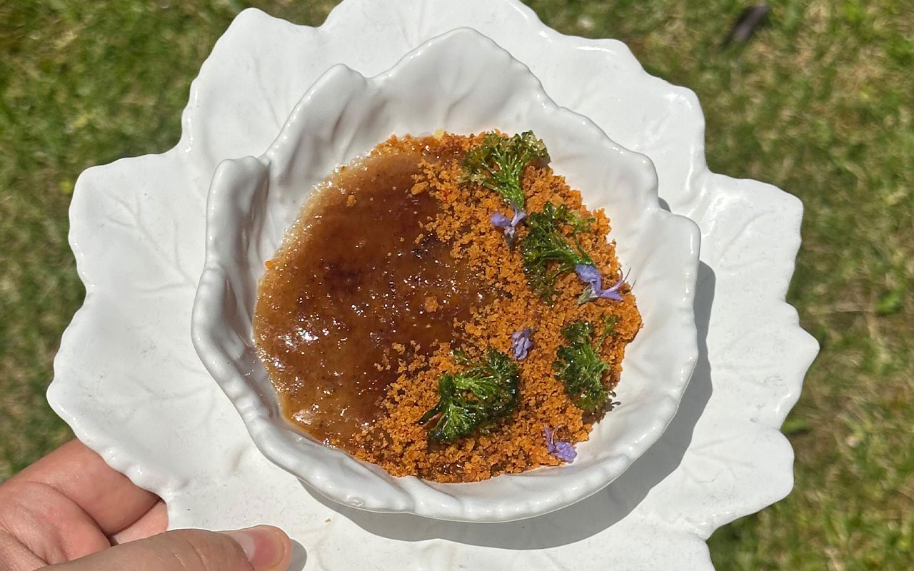 Leite creme de alho francês com crumble picante e bimis fritos