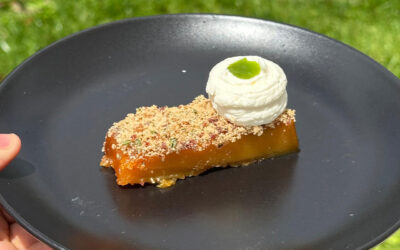 Pudim abade priscos de laranja com farofa, mascarpone e coentros