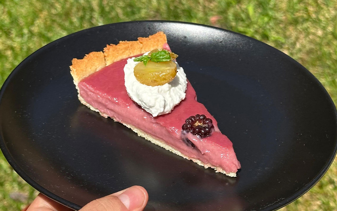 Tarte de coco e amora com uva assada