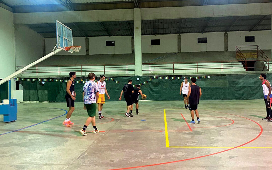 Pavilhão da Associação Recreativa Cumeirense tem equipamento para prática de basquetebol