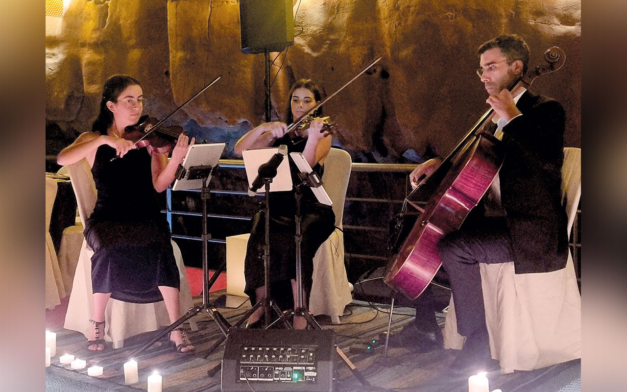 Grutas acolhem jantar-concerto solidário à luz das velas