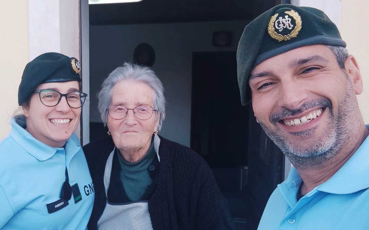 Militares da GNR visitam idosa de Arrimal e Mendiga em dia de aniversário