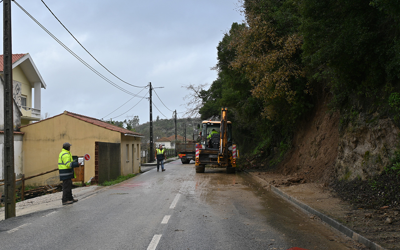 Derrocada em Anaia leva ao corte parcial da estrada