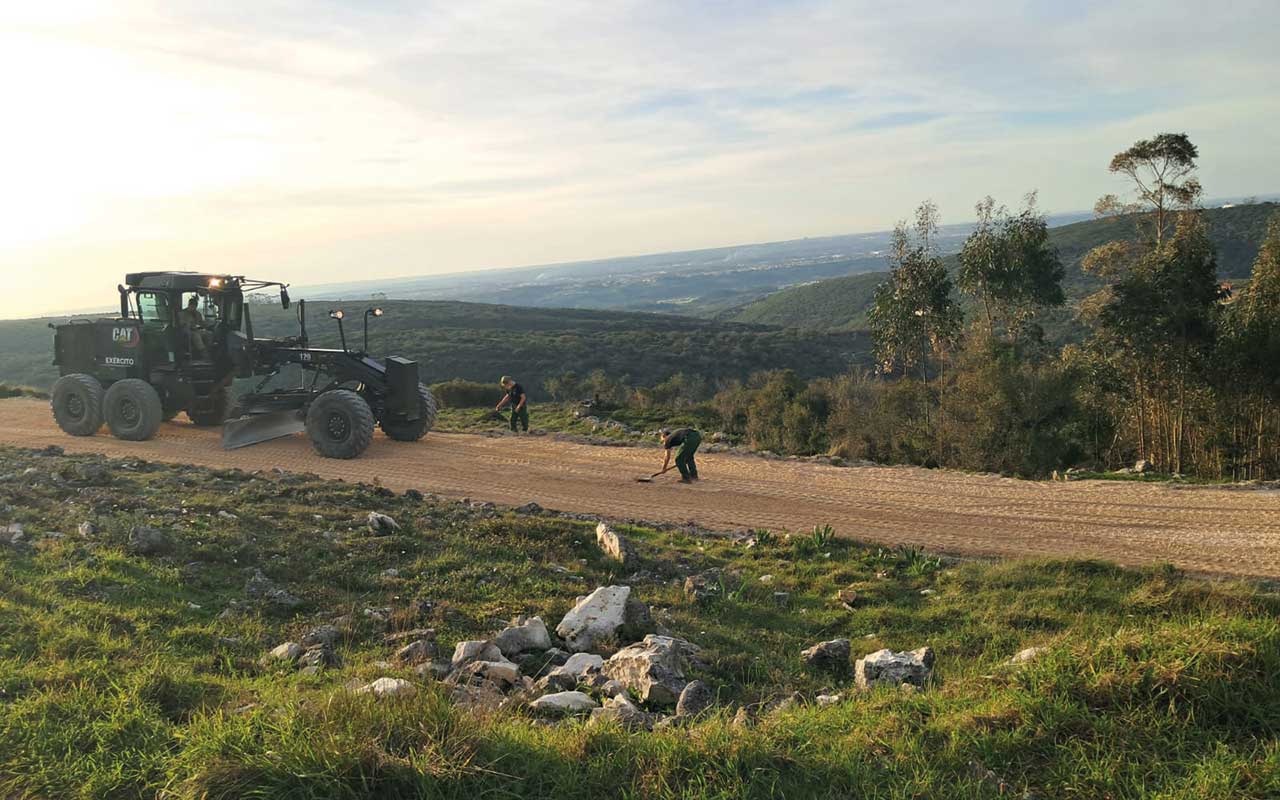 Militares estão a abrir troço em Alcaria para minimizar impacto do corte da EN243