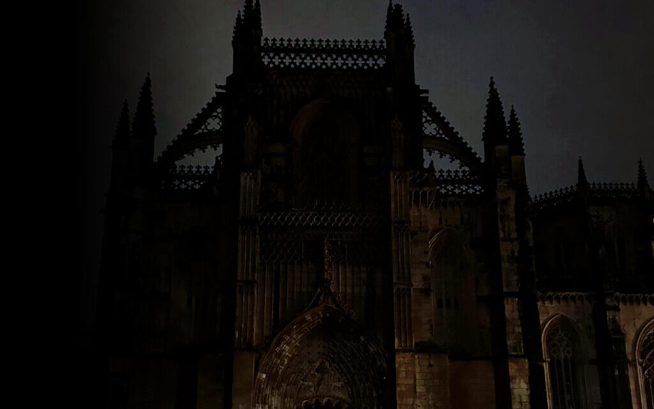 Mosteiro da Batalha às escuras enquanto houver gente sem energia em casa