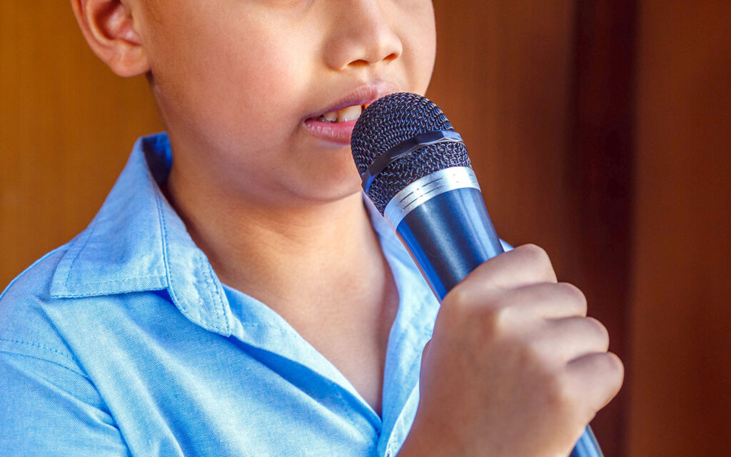 Crianca cantar microfone DR | Jornal O Portomosense