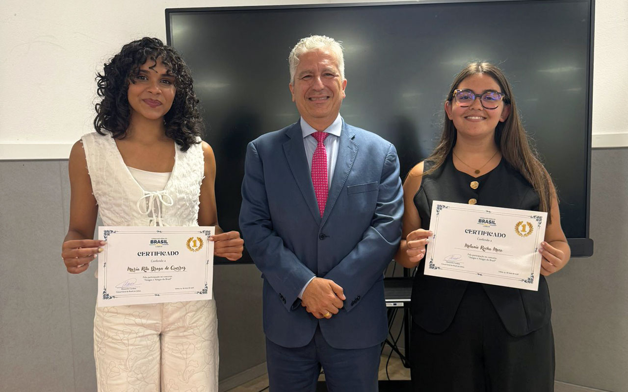 IEJ recebe Cônsul-Geral do Brasil em Lisboa para entrega de prémio a alunas