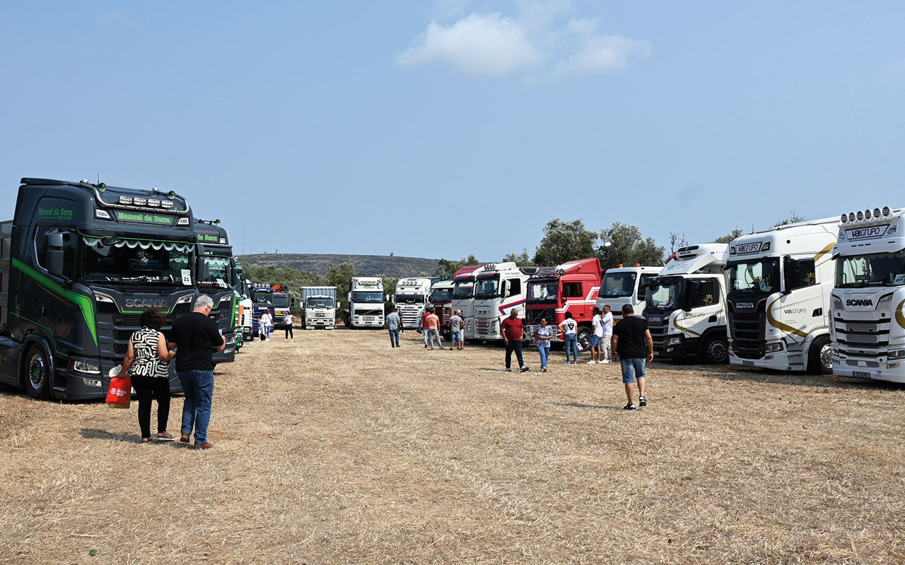 Quase 60 camiões reunidos em Alqueidão do Arrimal para participarem em passeio pela serra